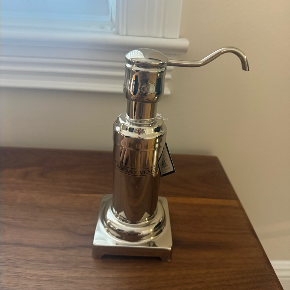 PALACE Silver Lotion Dispenser